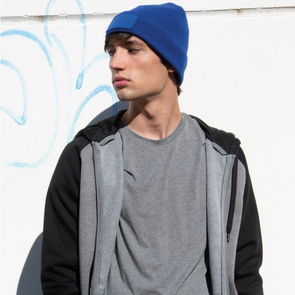 BONNET – 1 Modèle portant bonnet Franky