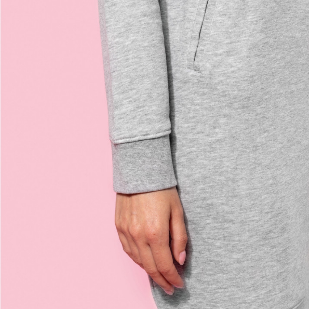 Modelé portant la robe Rosa - closeup