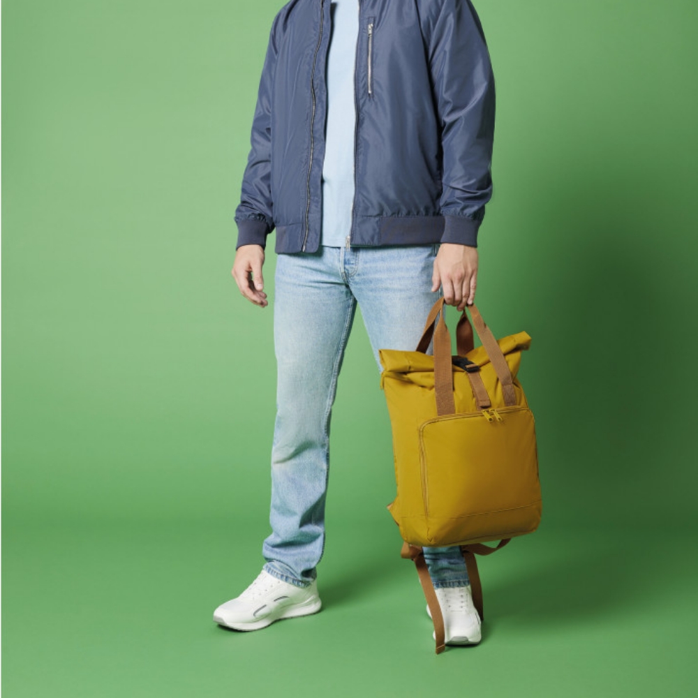 Modèle avec le sac à dos Enguerrand