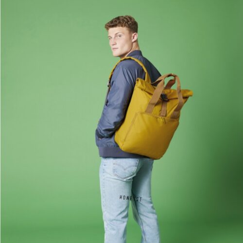 Modèle avec le sac à dos Enguerrand