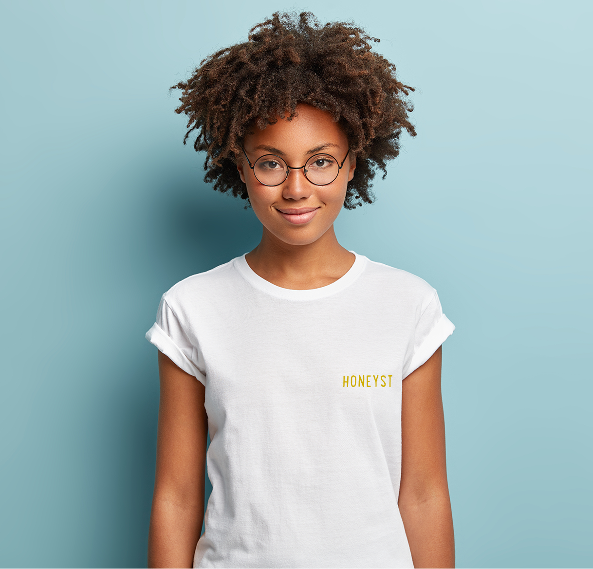 Group 3 Femme portant t-shirt Honeyst